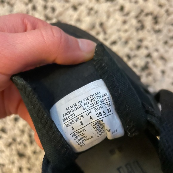 Black converse - Picture 3 of 3